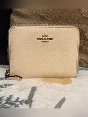Coach Small Zip Around Wallet Pebbled Leather Cream & Tan